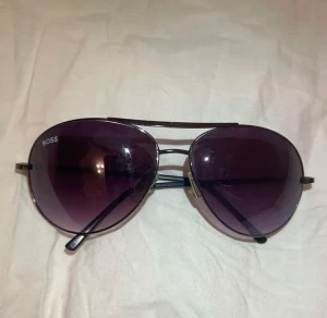 Solglasögon  - Super snygga solglasögon som ja vill få sålda (i använt skick). 💗