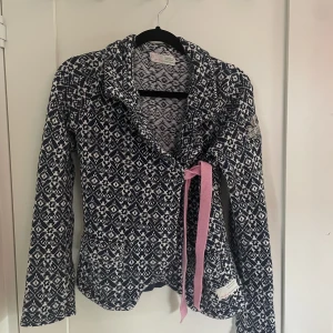 Odd Molly kofta - Odd Molly kofta Marin blå och vit  Storlek Xs/S  Knappt använd 