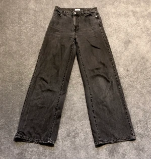 Jeans  - Säljer dessa jättefina jeans från lindex i modellen ”Jackie” då de tyvärr blivit lite för små. Vida ben, storlek 36 och midjan går just under naveln. Mycket bra skick! Köpare står för frakt och skriv gärna vid intresse eller eventuella frågor🥰