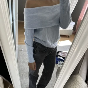 Blå stickad tröja - Säljer denna superfina och sköna stickade tröjan från H&M i storlek S med off shoulder som passar perfekt till höst och vinter❄️❄️ endast använd fåtal gånger, pris är diskuterbart!❤️