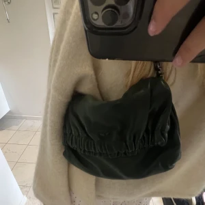 Zadig & Voltaire - Perfekt väska till hösten, från Zadig & Voltaire nypris 5500kr💞 i nyskick och dustbag ingår💞  Har både kvitto och äkthetsbevis! Skriv för fler bilder!