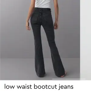 De trendiga low waist bootcut jeansen från Gina tricot. Använder inte längre då jag köpt andra byxor jag gillar mer! Jag är 163 och längden är precis så man vill ha den på mig. Köpte för 500kr (pris kan diskuteras) 💗