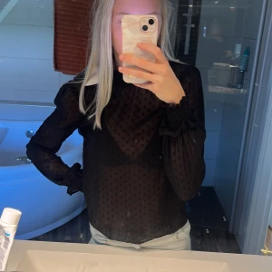 Fin blus!🖤 - Fin blus från Hm. Storlek 32. Frakt ingår 🫶🏽🖤 oanvänd!
