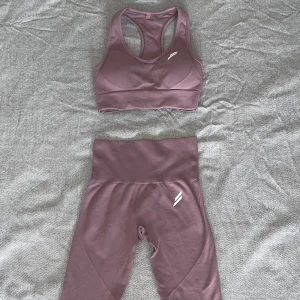 Träningsset Doyoueven - Träningstights och sport-bh från doyoueven. Fint skick. 