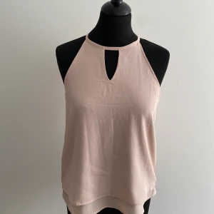 Rosa blus med nyckelhålsringning  - Rosa blus med nyckelhåls urringning från märket Only. Strl 36 och använd enbart ett fåtal gånger. 