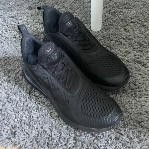 Nike Air Max 270 - Hej, säljer nu mina Air Max 270 skor pga att dom inte används. Dom är i ett 9/10 skick. Fortfarande nästan som nya  