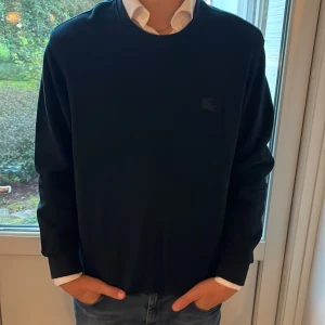 Burbery tröja  - Jätte fin Burbery tröja inga hål eller fläckar, storlek L men sitter som M. Mitt pris 599, nypris ca 6000. MVH Simon 