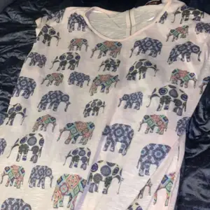 En fin T-shirt tröja med ett sött elefant tryck på den. Den är i ett bra skick utan defekter. 