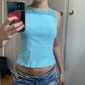 Joseph A - Jättefin top med virkat nätt mönste uppe på, köpt secondhand men inga defekter! Det är en m men tror det är i barnstorlek för mig passar den och den är stretchig i materialet