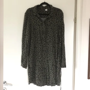 Skjortklänning  - Leopardmönstrad skjortklänning från H&M, endast använd några fåtal gånger. Storlek 44, jag är vanligtvis M och använt den som en oversized. 🖤