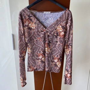 Blus  - Mönstrad blus med lite utsvängda armar! Står M men passar bra till mig som har S 