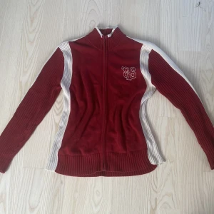 stickad kofta  - röd vintage stickad kofta köpt secondhand. Storlek L.