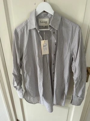 Lavete room skjorta - Helt oanvänd skjorta från lavete room. Nypris 999kr