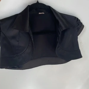 Bolero - Säljer denna ursnygga boleron💗Köpt på plick men bara testad💗