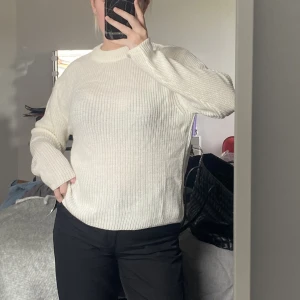 Stickad tröja - Stickad tröja i storlek S från NA-KD i färgen offwhite, aldrig använd med prislappen kvar🌟