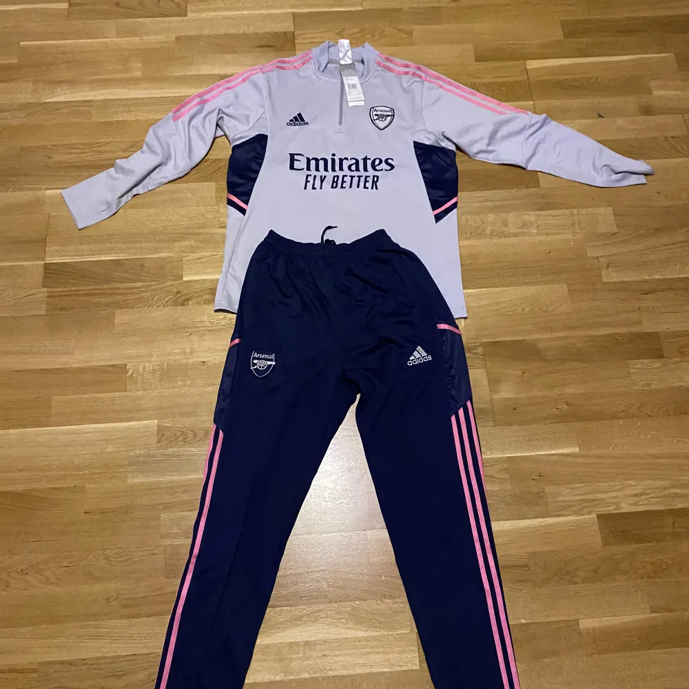 Fotbolls tracksuit, priset kan diskuteras. Övrigt.