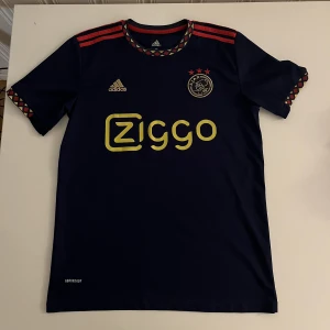 Ajax fotbollströja  - Ajax 2021/2022  Storlek S/M
