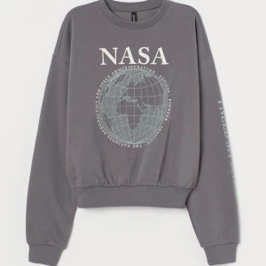 Tröja - Fin tröja med Nasa tryck på framsidan och på armen. På armen står det med text " I need more space". Säljer för den är för liten men är i gott skick. Använd ett par gånger men inget man ser. 