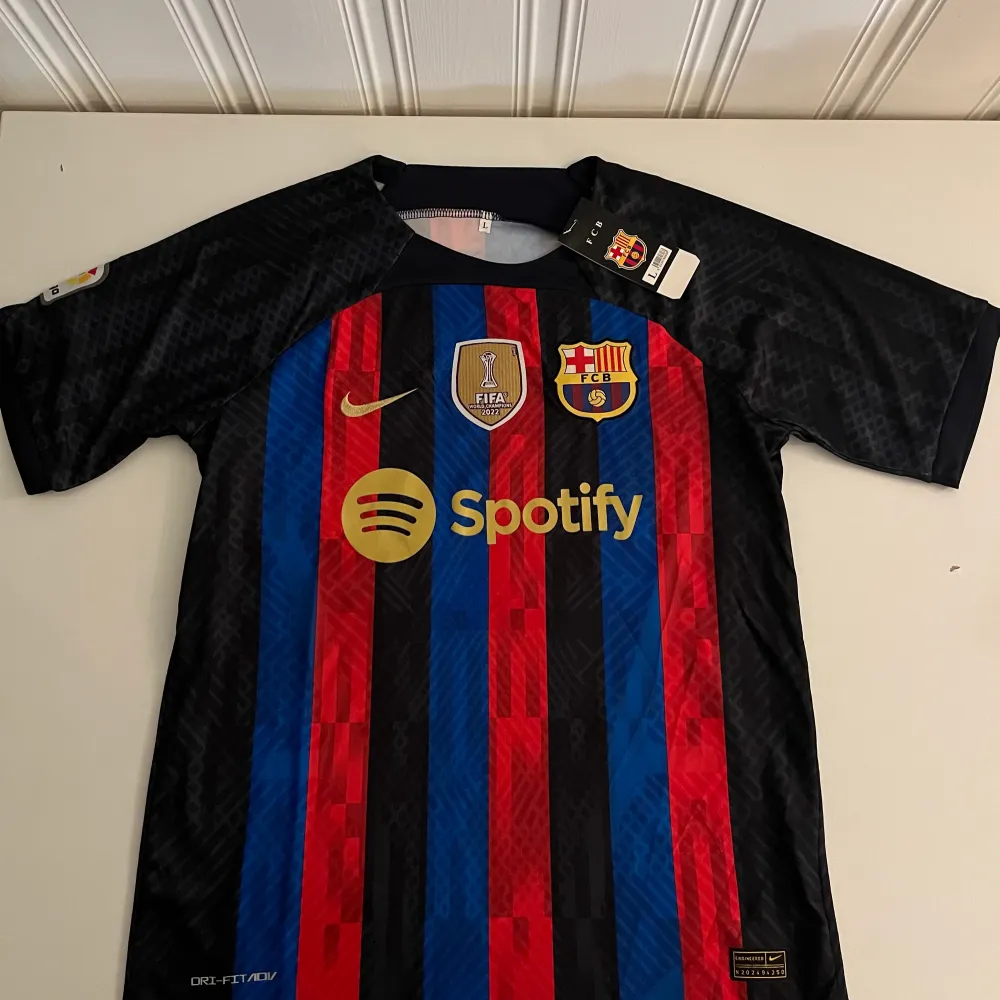 Barcelona Home 2022/2023 Storlek L. T-shirts.