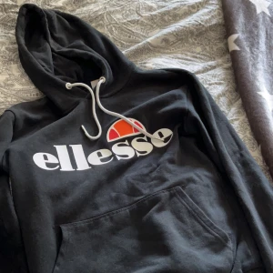 Ellesse hoodie - Hoodie från ellesse, superbra skick säljes då den inte används längre💕