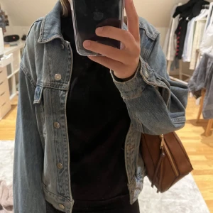 Jeansjacka - Svinsnygg jeansjacka som inte kommer till användning. Köpt secondhand men väldigt gott skick. 