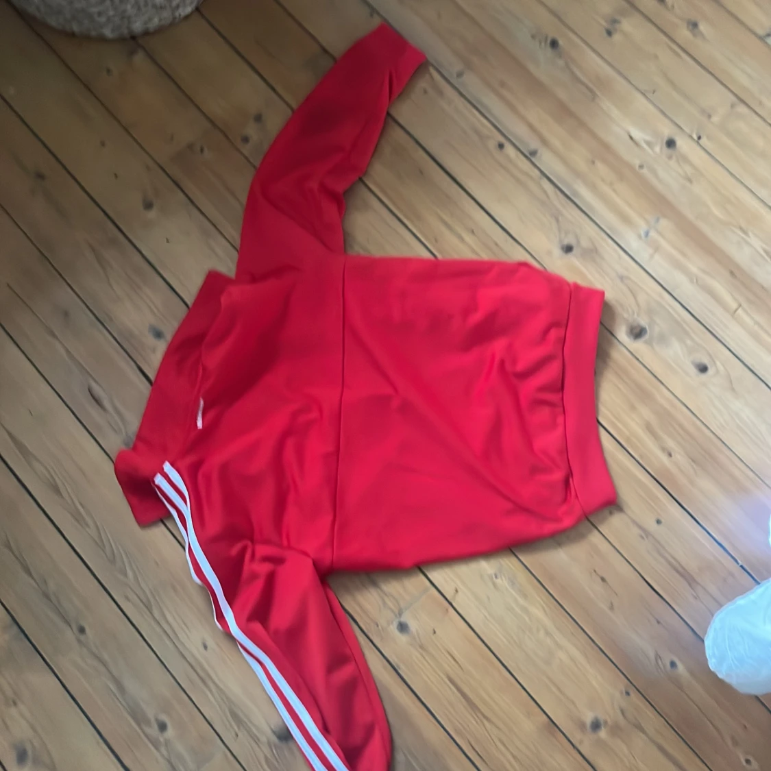 Röd adidas tröja nyskick  - 90