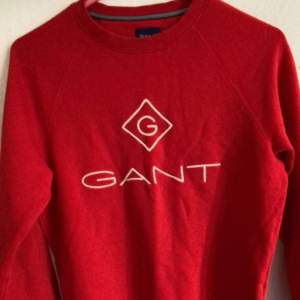 Säljer nu min extremt fina Gant sweatshirt pga att den inte kommer till användning. Nypris 1200. Skick 10/10, använd ca 1 gång.