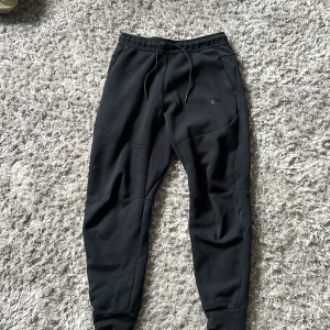Nike Tech byxor - Säljer mina gamla Nike tech byxor eftersom dem inte kommer till användning längre, nypris: 999kr. Mer info i sm😀