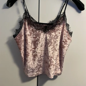 Silk topp - En rosa fin silk topp som är inte använd så många gånger och är i ett välgjort bra skick. 