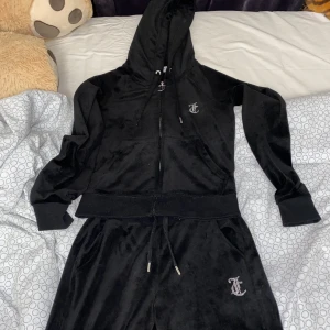 Juicy kofta & byxor  - Säljer mitt svarta juicy set med stenar. Använd några gånger. 