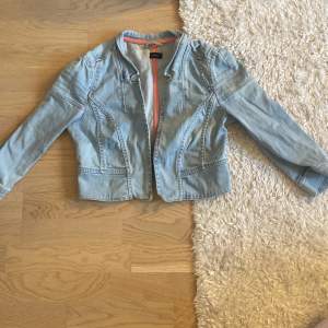 Jag säljer den här jätte fina jeans jackan från Lindex med trekvarts ärm bra skick!! Knappats använd!!💗