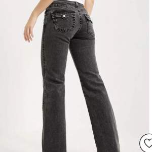 Snygga low waist bootcut jeans från Levi’s☁️Använd endast ett fåtal gånger och kostar på Nelly.com 1419 kr. Säljer nu för 700 kr.