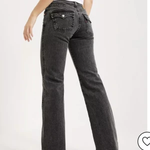 Levi’s ”Noughties Bootcut” - Snygga low waist bootcut jeans från Levi’s☁️Använd endast ett fåtal gånger och kostar på Nelly.com 1419 kr. Säljer nu för 700 kr.