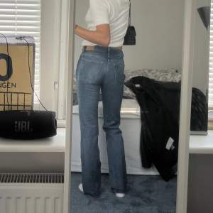 Midwaist jeans från Weekday, modell ”PIN”. Jättesnygga över rumpan och längs benen! Knappt använda💓 27/32