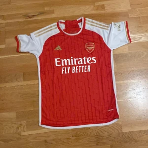 Arsenal T-shirt - Säljer denna helt nya Arsenal t-shirt i storlek S men passar M. Skick 9,5/10 inte använd en ända gång