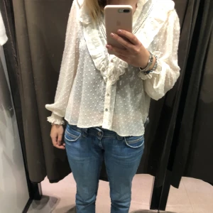 Zara blus - Gör en intresse koll på denna blus från Zara! Den är helt slutsåld och sitter som en dröm på! Den är i storlek L men väldigt liten i storleken. Brukar ha S och den sitter jätte skönt och flowigt på. 