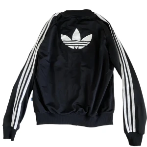 Adidas track jacket - Snygg trackjacket från adidas. Använt typ 2 gånger men inte riktigt min stil.. skriv om ni har frågor!🌸❤️