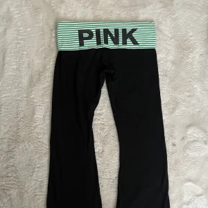 Yoga pants - Jätte fina lågmidjade yogapants från pink i storlek L men skulle mer säga att dom passar M. Använda 1 eller 2 gånger🤩jag står för frakten 😊