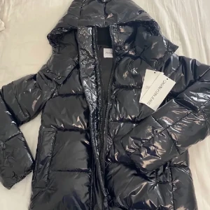 Calvin Klein  - säljer min Calvin Klein jacka som är köpt förra vintern. Jättebra skick! Köpt för 2200kr. (Inte mina bilder, skriv för egna)☺️💗