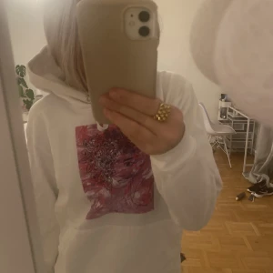 The cool elephant hoodie - Säljer denna jättefina hoodien från the cool elephant i ny skick😍🙌🏼använd inte ”köp nu” funktionen🙏🏼