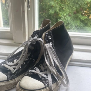 Svarta converse i strl 39,5 - Super fina converse. Dom är använda men är i bra skick, bara att det är lite smutsigt på det vita men det kan man särket få bort med aceton.💕