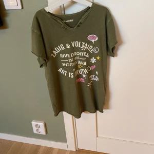 Zadig Voltaire t-shirt  - Så sjukt fin tröja som jag tyvärr måste sälja för att den är i fel storlek. Jätte fin och har aldrig andvänts 