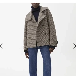 Arket jacka - Säljer min jättefina arketjacka som är slutsåld överallt. Den är i jättefint skick förutom att det är ett litet hål inuti jackan men inget man tänker på. Köptes för 1800 men säljer för 1000💗