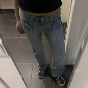 Hm jeans fickor fram  - Populära och eftertraktade jeans från hm strl 36!! Helt slutsålda 💕