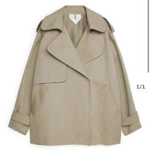 Kort trenchcoat - Superfin höst/vårjacka från Arket köpt i våras, nypris 1790kr. Endast använd ett fåtal gånger. Den har inga fläckar.