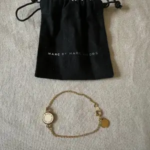 Säljer mitt Marc by Marc Jacobs armband i guld med vita detaljer. 