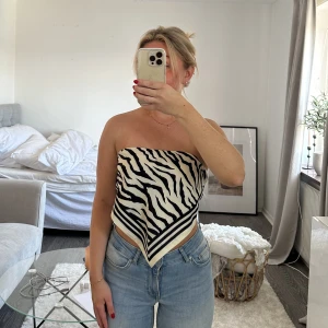 Scarf top  - Scarf top i zebramönster från Gina tricot i storlek xs/s. Oanvänd med prislapp kvar