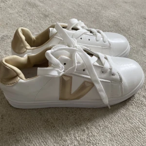 Veja liknande skor - Veja liknande sneakers i nyskick(aldrig använda). Små i storleken 