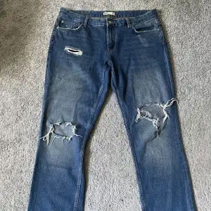 Jeans med hål från Gina Tricot, använda men i gott skick ✨Storlek 40, dem har inte stretch 