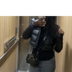 Zara jacka  - Säljer denna zara jackan för 300kr💗 litet hål i jackan som man knappt ser då luvan täcker när man har på sig den